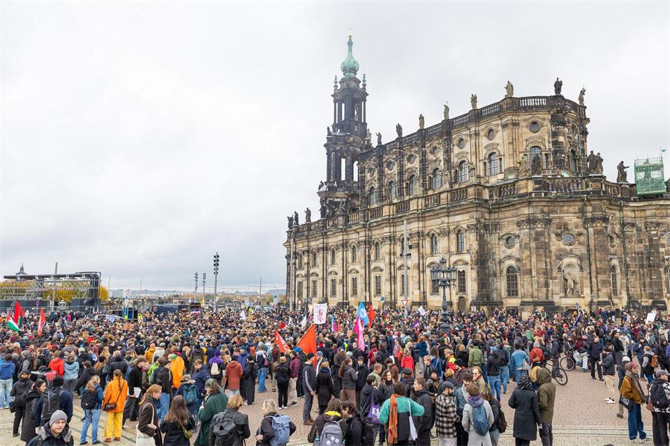 Schon zu Beginn der Demonstration hatten sich mehrere Hundert Menschen auf dem Theaterplatz versammelt. Jürgen Lösel/dpa