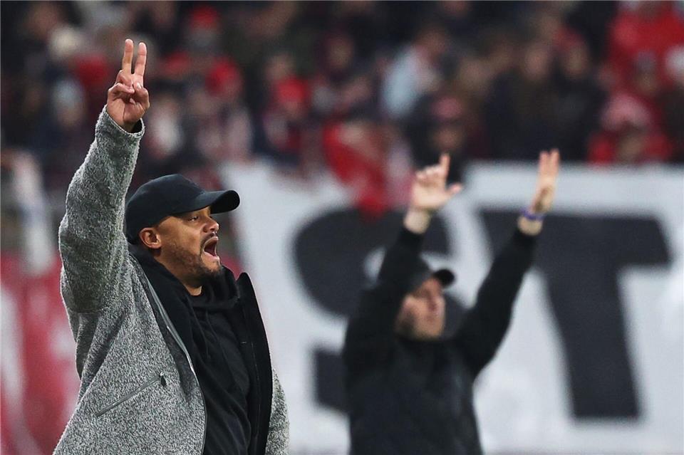 Schon zum dritten Mal in dieser Saison treffen die Trainer Vincent Kompany (l) und Ole Werner am Spielfeldrand aufeinander. (Archivbild)Jan Woitas/dpa