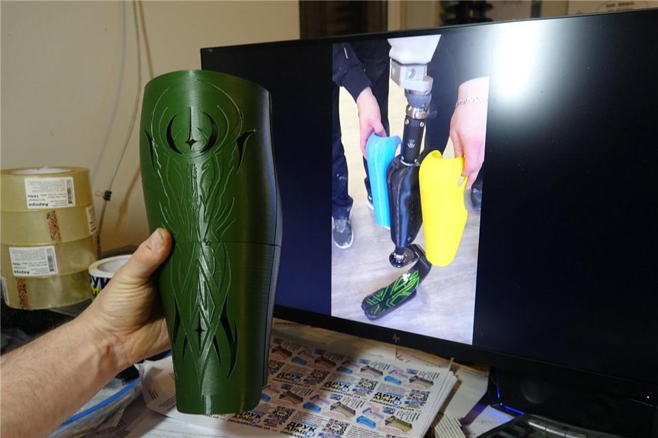 Schoner aus dem 3D-Drucker schützen die Prothesen ukrainischer Veteranen.Friedemann Kohler/dpa