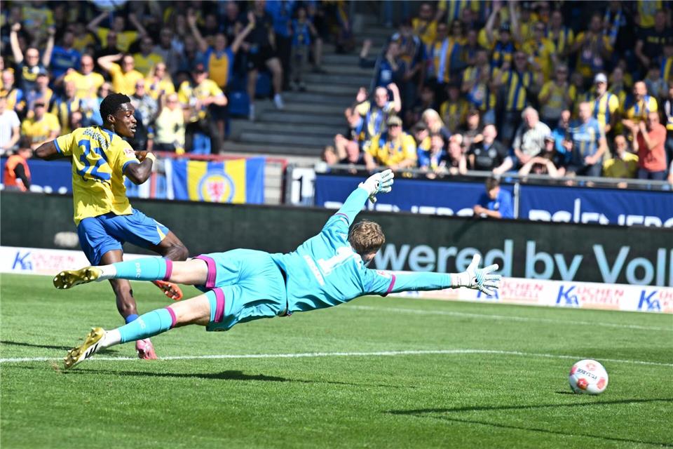 Schoss die Eintracht in Führung: Braunschweigs Christian Conteh (l).Swen Pförtner/dpa