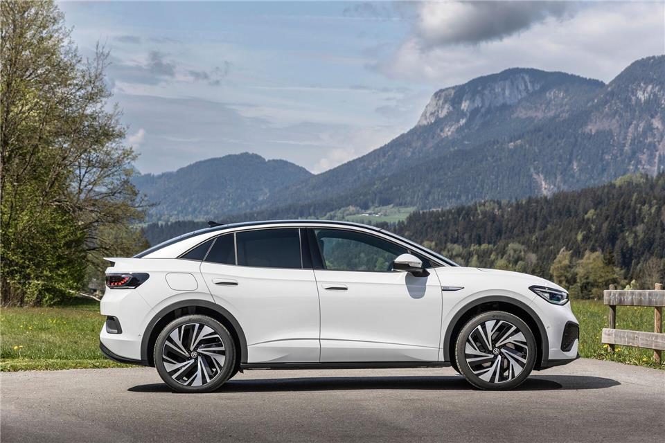 Schräge Sache: Der ID.5 (im Bild) unterscheidet sich im Design vor allem in der Heckgestaltung vom ID.4.Ingo Barenschee/Volkswagen AG/dpa-tmn