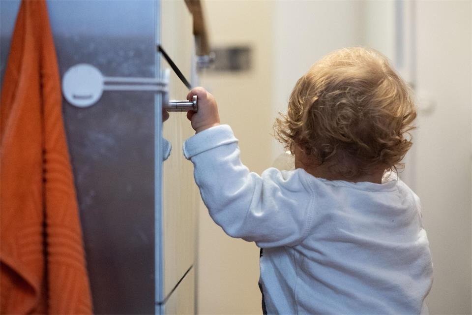 Schranksicherung gegen Neugier: Bei kleinen Kindern im Haus sollten Reinigungsmittel und andere gefährliche Stoffe für den Nachwuchs unzugänglich sein.picture alliance / dpa-tmn