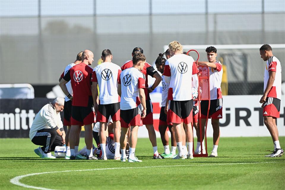 Schreckmoment: Nico Schlotterbeck muss beim DFB-Training behandelt werden. Federico Gambarini/dpa