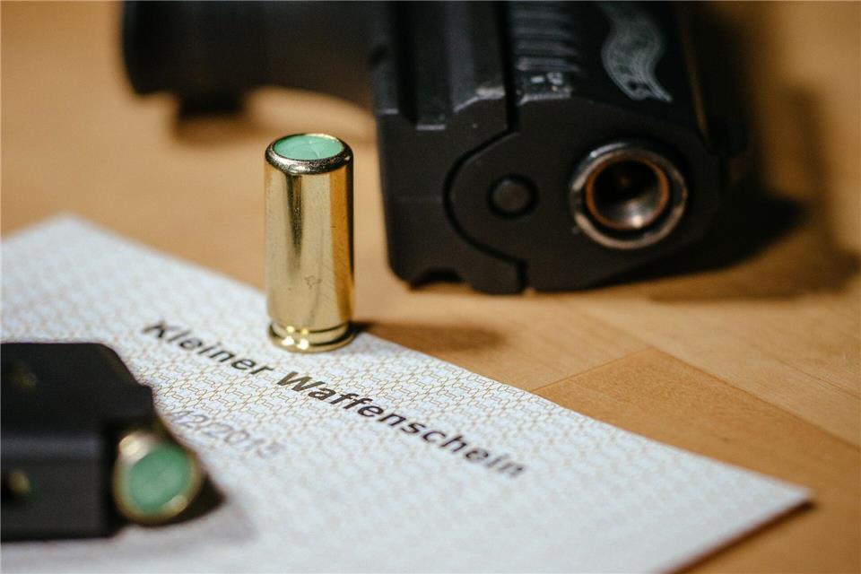 Schreckschusswaffen dürfen mit kleinem Waffenschein geführt werden – die Zahl der Erlaubnisse steigt. (Symbolbild) Oliver Killig/dpa-Zentralbild/dpa