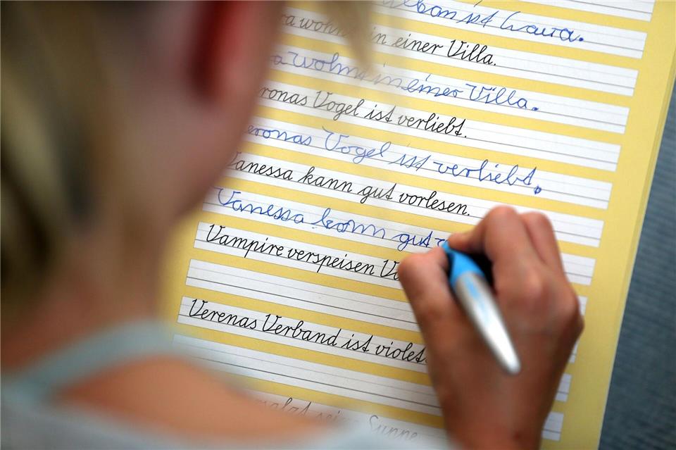 Schreibschrift muss intensiv geübt werden, um leserlich zu sein (Archivbild).Jan Woitas/dpa