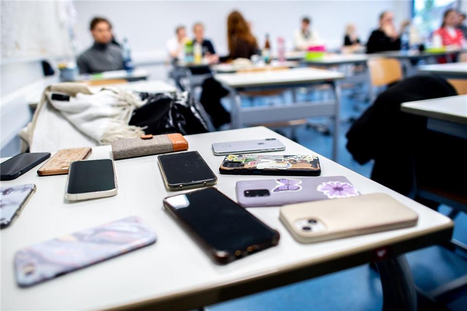 Smartphone in der Schule - was dafür und was dagegen spricht Schriftliche Abi-Prüfung - die Handys werden vorher eingesammelt. (Symbolbild)Hauke-Christian Dittrich/dpa
