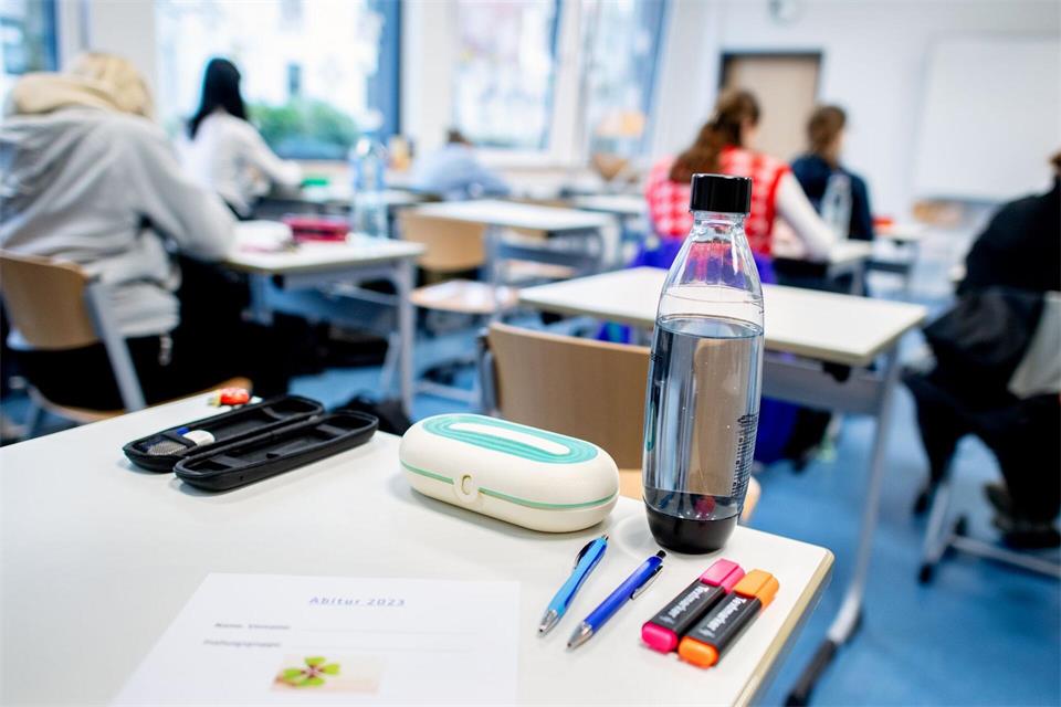 Schriftliche Abiturprüfungen soll es in Niedersachsen bald seltener geben als bisher. (Archivbild)Hauke-Christian Dittrich/dpa
