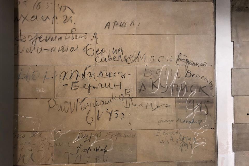 Schriftzüge, mit denen sich Soldaten der Roten Armee in den ersten Maitagen 1945 auf den Wänden des Reichtstags verewigt haben.