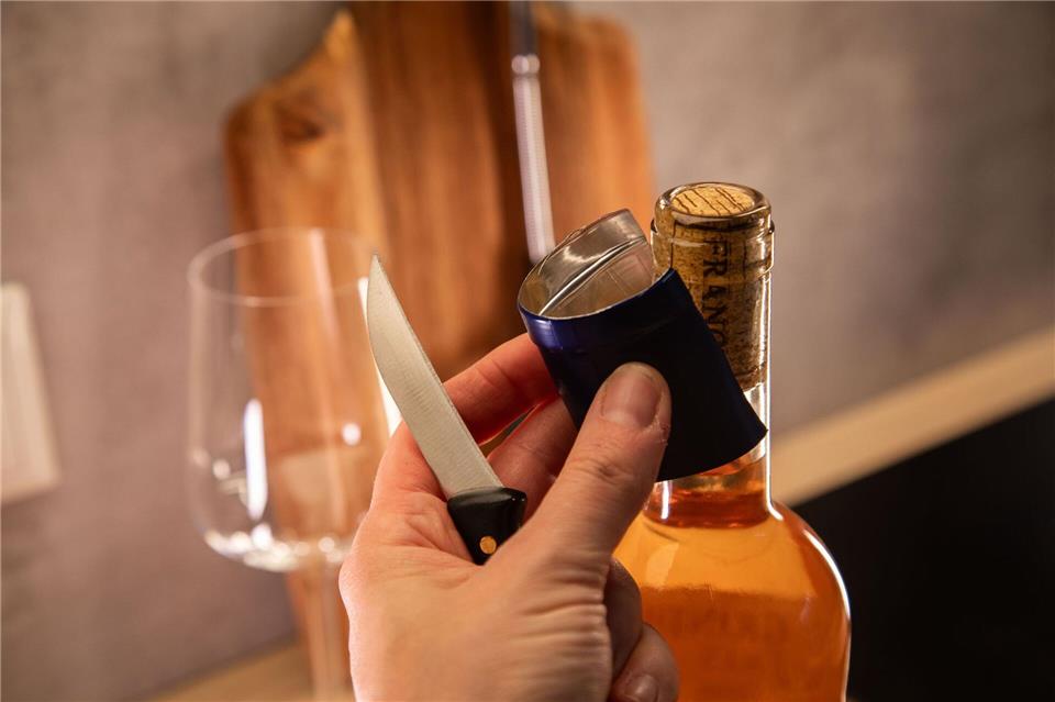 Schritt 1: Banderole vom Flaschenhals entfernen.Christin Klose/dpa-tmn