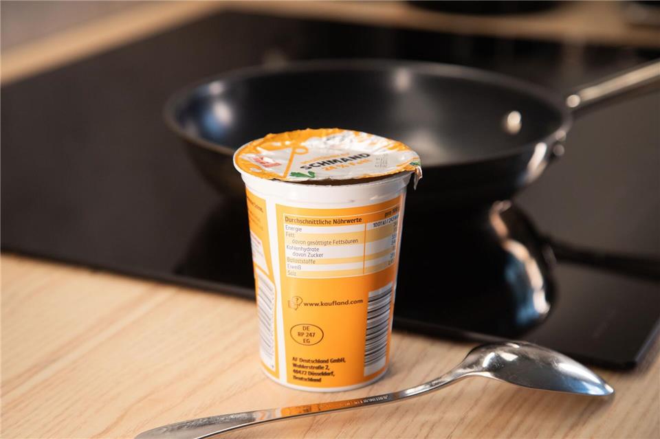 Schritt 1: Deckel wieder auf den Becher legen und Pfanne erwärmen.Christin Klose/dpa-tmn