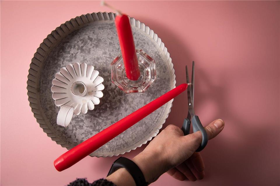 Schritt 1: Den Docht der Kerze auf 5 Millimeter kürzen.Christin Klose/dpa-tmn