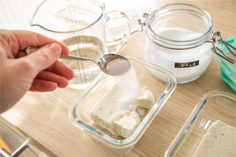 Schritt 1: Den Feta in eine verschließbare Schale legen und einen Teelöffel Salz dazugeben.Christin Klose/dpa-tmn