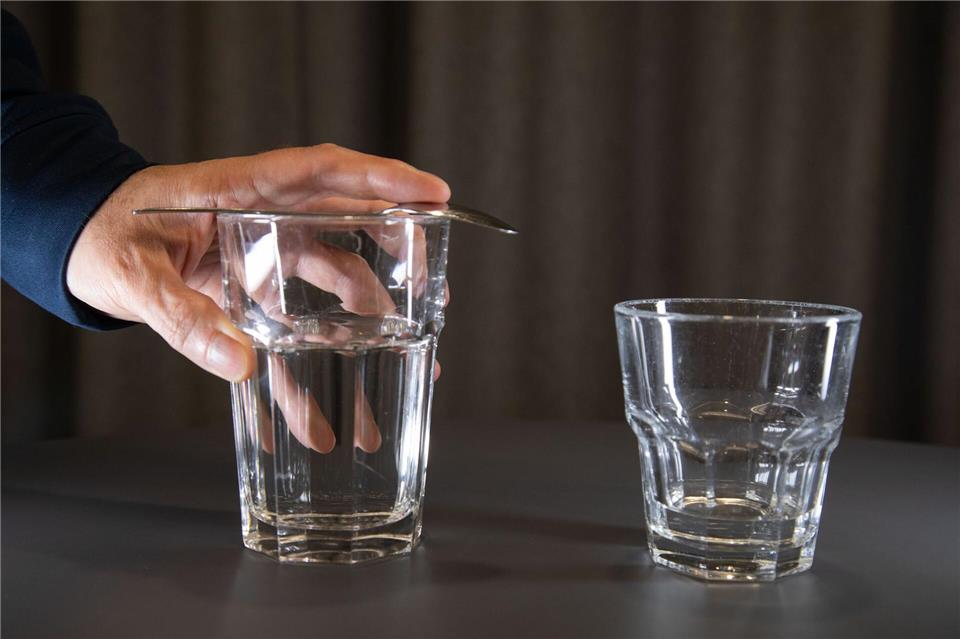 Schritt 1: Den Löffel auf das volle Glas legen.Christin Klose/dpa-tmn