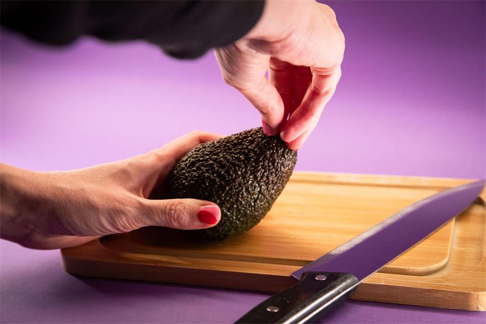 Schritt 1: Den Stiel der Avocado mit den Fingern entfernen.Christin Klose/dpa-tmn