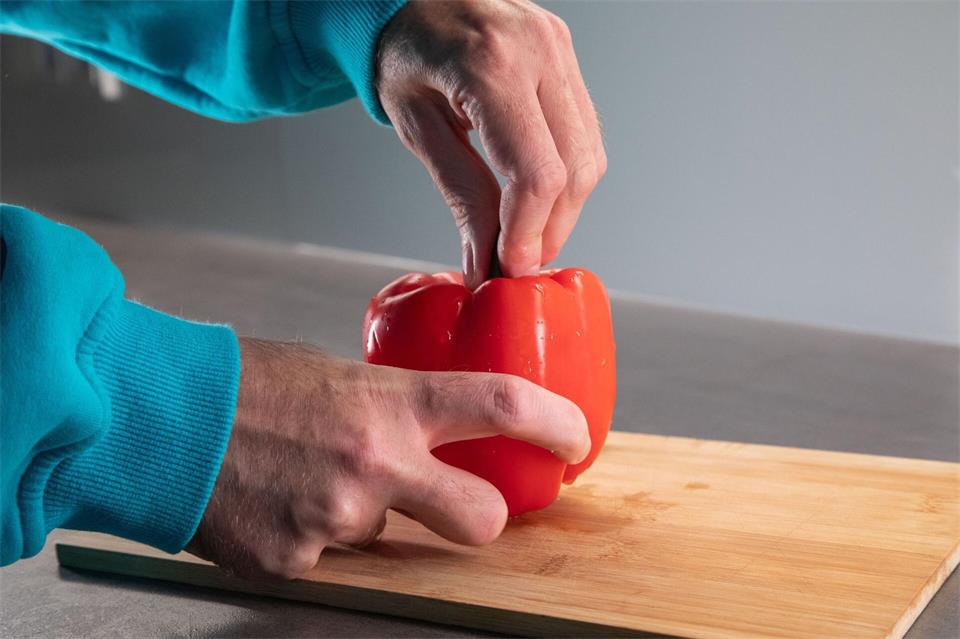 Schritt 1: Den Strunk in die Paprika hineindrücken.Christin Klose/dpa-tmn