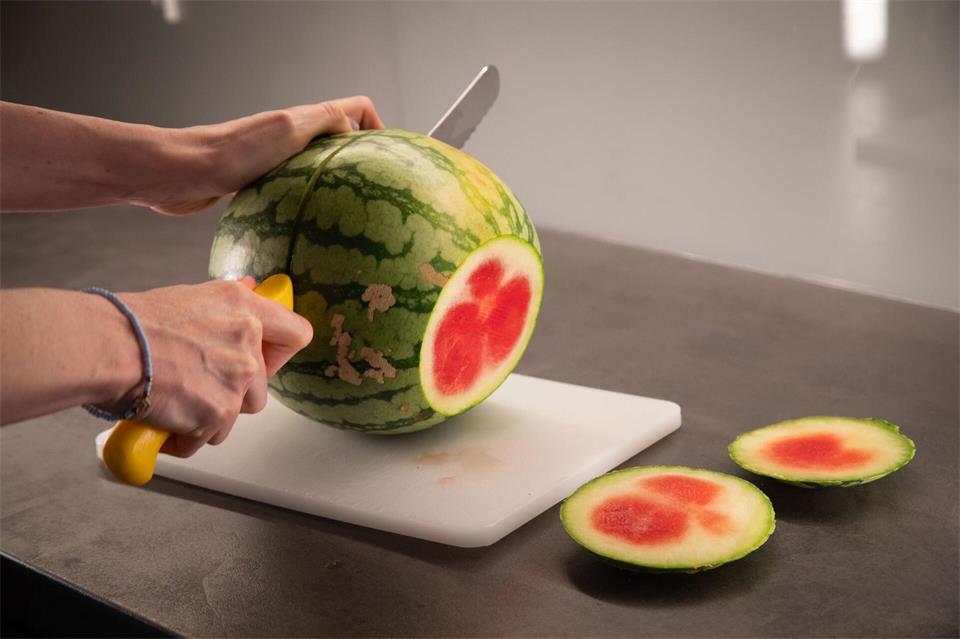 Schritt 1: Die Enden abschneiden und dann die Melone halbieren.Christin Klose/dpa-tmn
