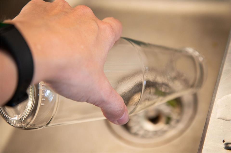 Schritt 1: Die Flasche reinigen und ausspülen.Christin Klose/dpa-tmn