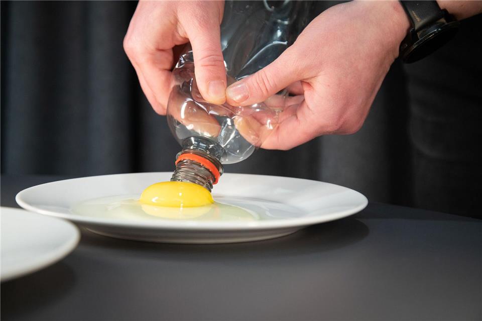 Schritt 1: Die Flasche zusammendrücken und an das Eigelb halten.Christin Klose/dpa-tmn