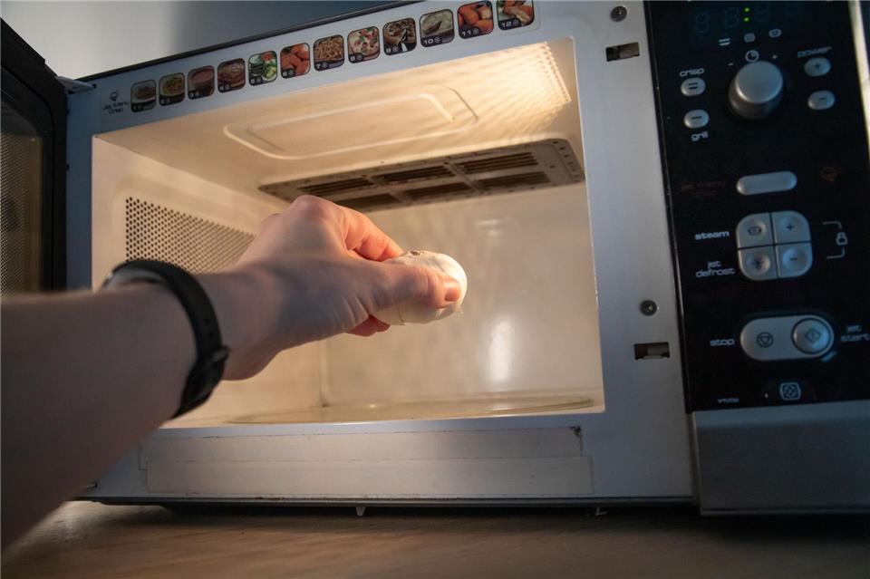 Schritt 1: Die Knoblauchknolle in die Mikrowelle legen.Christin Klose/dpa-tmn