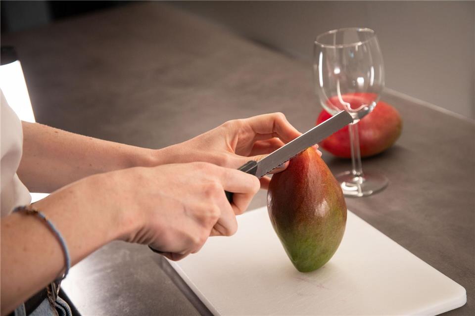 Schritt 1: Die Mango halbieren und den Kern herausschneiden.Christin Klose/dpa-tmn