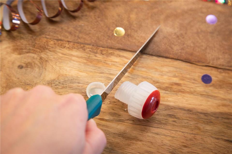 Schritt 1: Die Unterseite des Korkens mit einem Messer abschneiden.Christin Klose/dpa-tmn