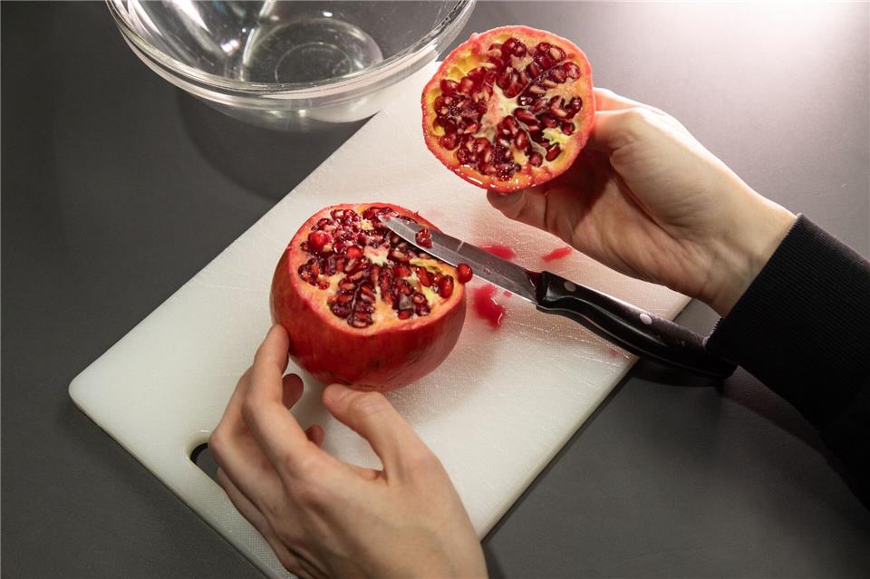 Schritt 1: Die obere Kappe des Granatapfels abschneiden und den Deckel abnehmen.Christin Klose/dpa-tmn