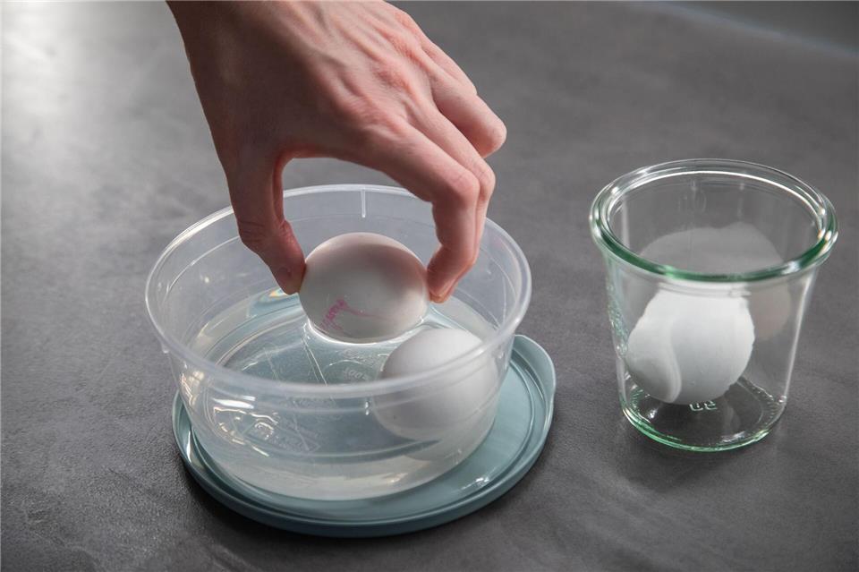 Schritt 1: Eier in eine Schale mit Wasser geben.Christin Klose/dpa-tmn