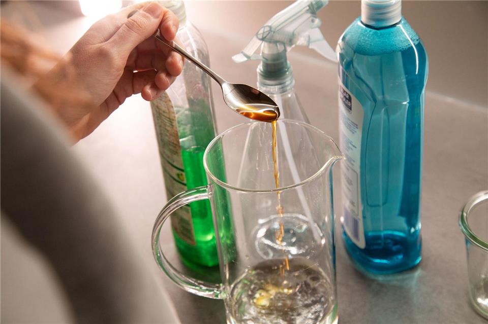Keine Fingerabdrücke am Spiegel dank selbstgemachtem Spray? Schritt 1: Einen Teelöffel Essig zu 200 Millilitern Wasser geben.Christin Klose/dpa-tmn