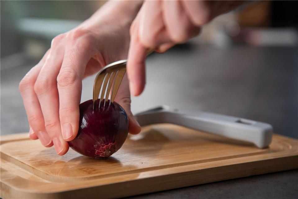 Schritt 1: Gabel in die Zwiebel stechen.Christin Klose/dpa-tmn