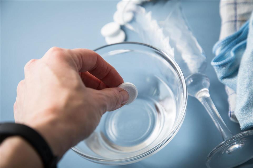 Top oder Flop: Bekommt man so milchige Gläser wieder klar? Schritt 1: Gebissreiniger-Tabs in einer Schale Wasser auflösen.Christin Klose/dpa-tmn