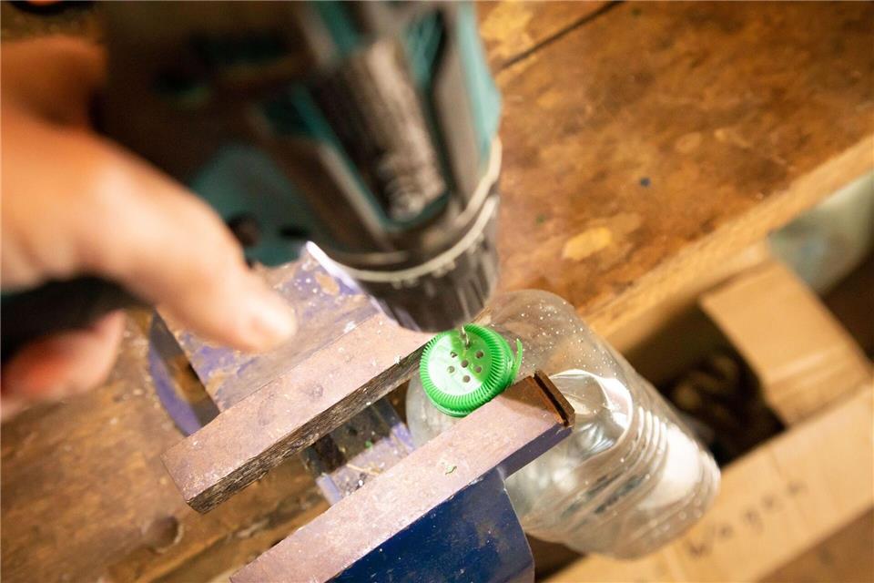 Schritt 1: Kleine Löcher in den Deckel einer Plastikflasche bohren.Christin Klose/dpa-tmn