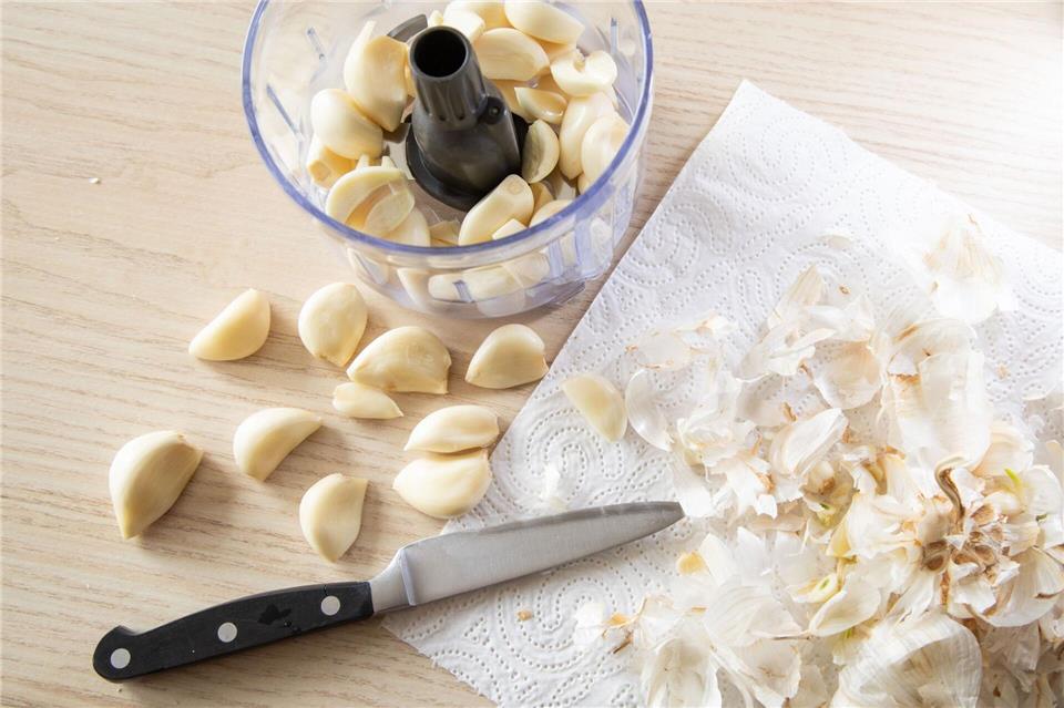 Schritt 1: Knoblauch schälen.Christin Klose/dpa-tmn