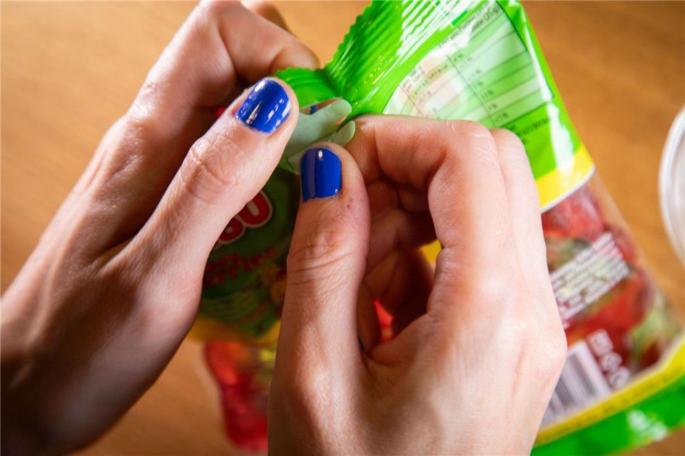 Fruchtgummi-Tüte dank Trick clever öffnen und verschließen? Schritt 1: Lasche am oberen Rand der Verpackung teilen.Christin Klose/dpa-tmn