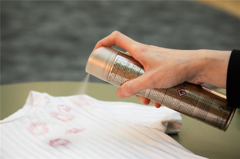 Schritt 1: Lippenstift-Flecken mit Haarspray einsprühen und zehn Minuten warten.Christin Klose/dpa-tmn