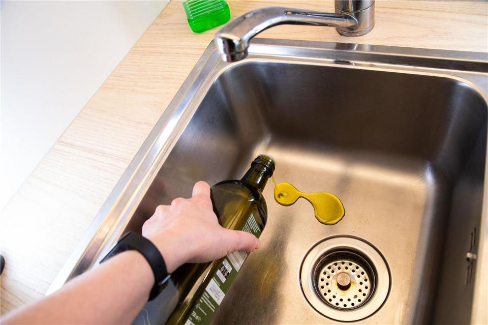 Schritt 1: Olivenöl in das Spülbecken geben.Christin Klose/dpa-tmn