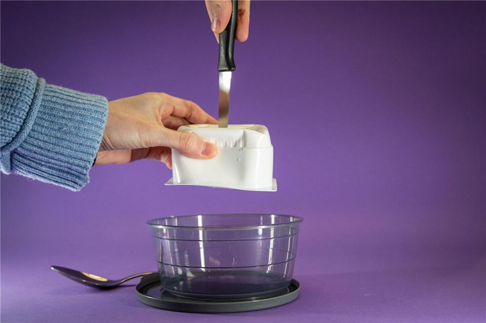 Schritt 1: Quarkbecher umdrehen und mit einem Messer von oben einstechen.Christin Klose/dpa-tmn