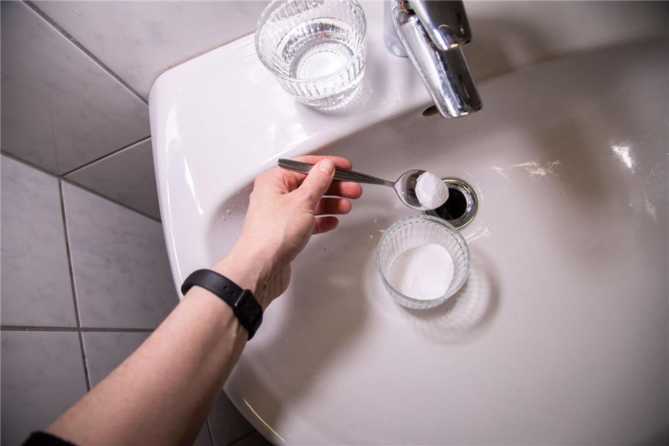 Schritt 1: Vier Esslöffel Natron in den Abfluss geben.Christin Klose/dpa-tmn