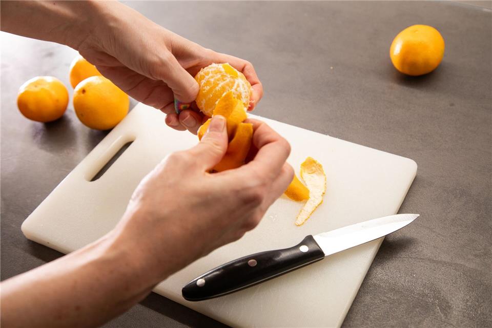 Schritt 2: Clementine wie gewohnt pellen.Christin Klose/dpa-tmn