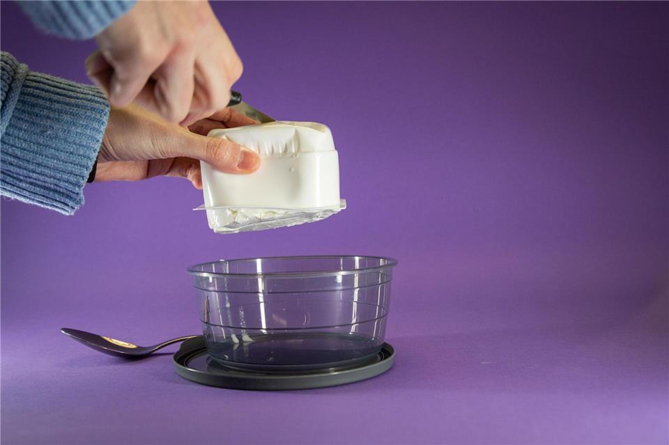 Schritt 2: Das Messer leicht drehen und anwinkeln.Christin Klose/dpa-tmn