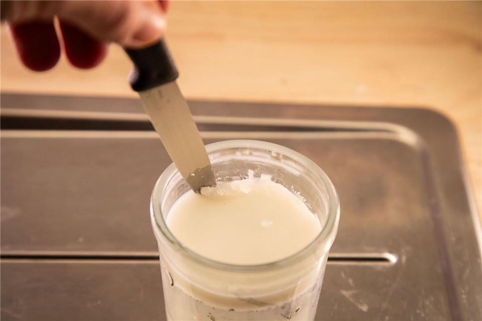 Schritt 2: Das Wachs aushärten lassen und mit einem Messer aus dem Glas herausbrechen.Christin Klose/dpa-tmn