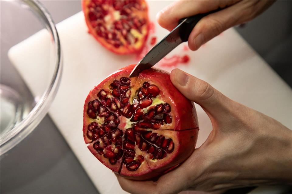 Schritt 2: Den Granatapfel entlang der Kammern einschneiden.Christin Klose/dpa-tmn