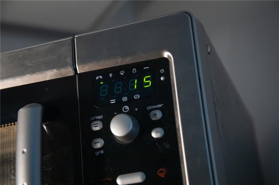 Schritt 2: Den Knoblauch für 15 Sekunden in der Mikrowelle erwärmen.Christin Klose/dpa-tmn