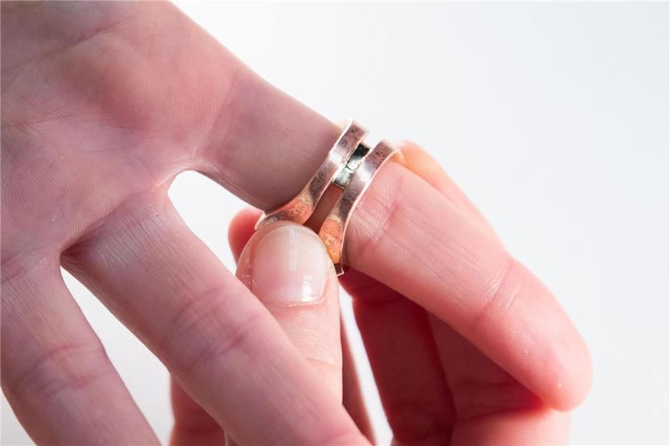 Schritt 2: Den Nagellack vollständig trocknen lassen und den Ring wie gewohnt tragen.Christin Klose/dpa-tmn