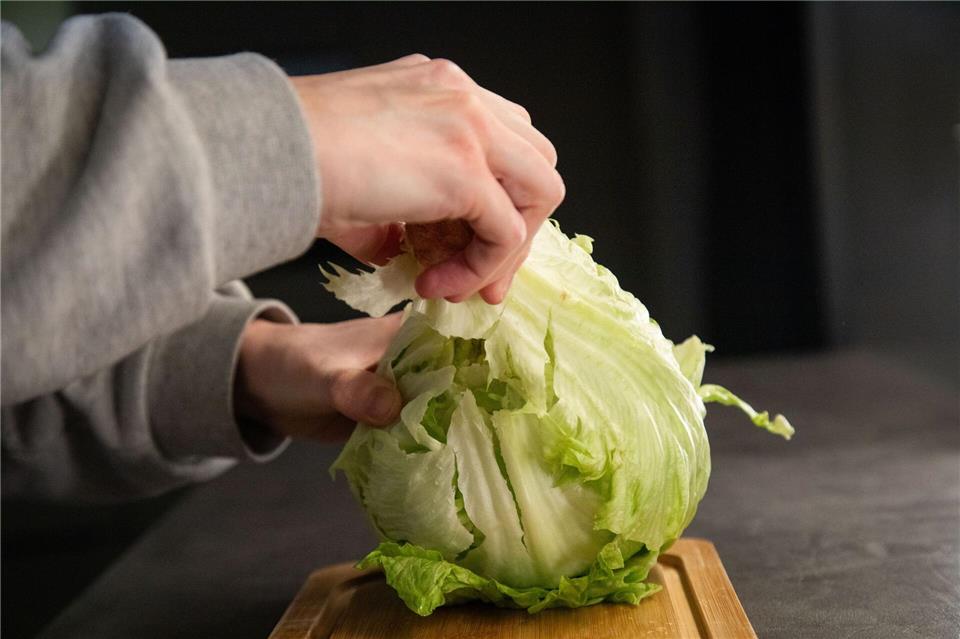 Schritt 2: Den Strunk nun greifen und herausziehen.Christin Klose/dpa-tmn