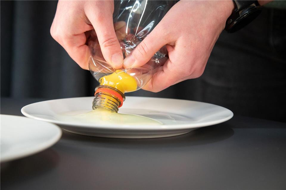 Schritt 2: Die Flasche leicht loslassen und das Eigelb einsaugen.Christin Klose/dpa-tmn