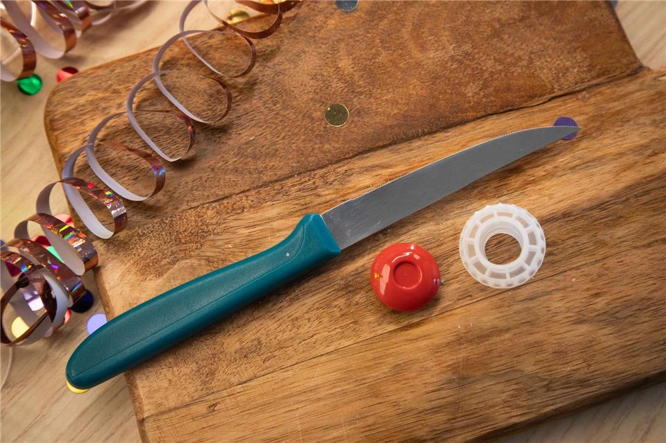 Schritt 2: Die Kappe vom Sektkorken lösen.Christin Klose/dpa-tmn