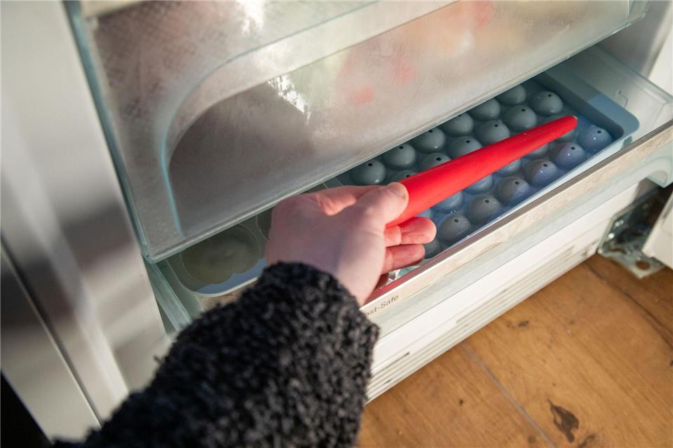 Schritt 2: Die Kerze für ein bis zwei Stunden in den Tiefkühler legen.Christin Klose/dpa-tmn