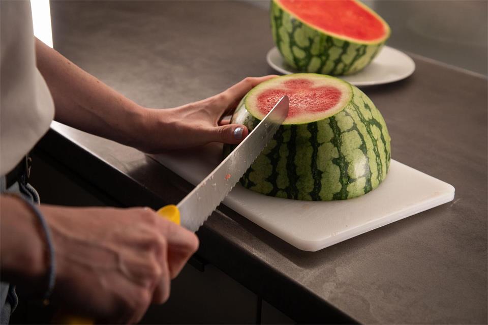 Schritt 2: Die Schale der halbierten Melone zwei Zentimeter einschneiden.Christin Klose/dpa-tmn