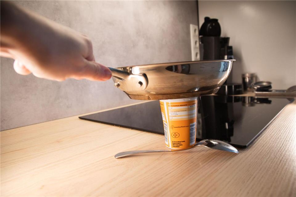 Schritt 2: Die heiße Pfanne für zwei Sekunden auf den Deckel legen und leicht andrücken.Christin Klose/dpa-tmn