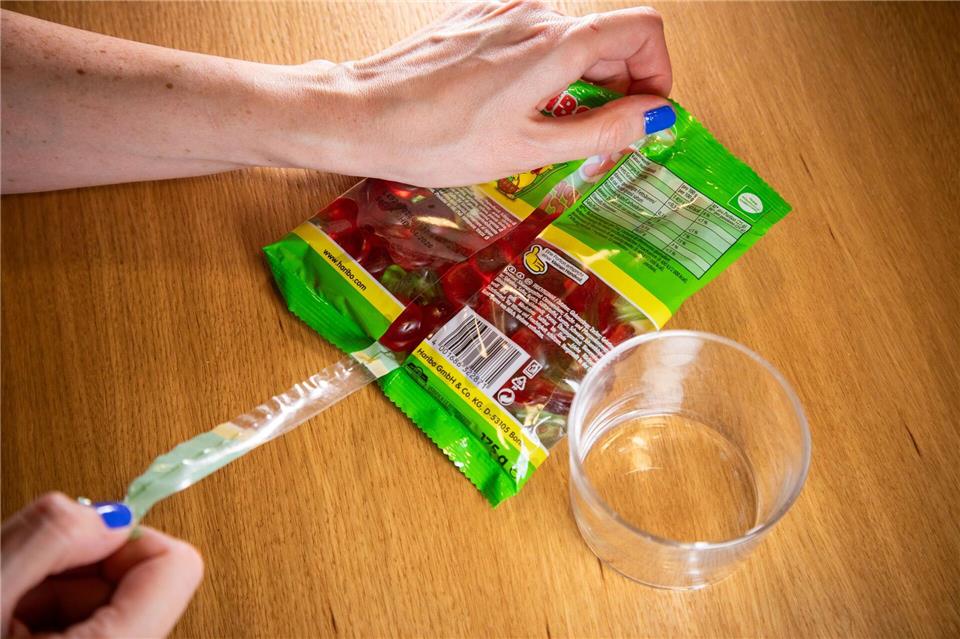 Fruchtgummi-Tüte dank Trick clever öffnen und verschließen? Schritt 2: Die obere Schicht der Lasche nach unten ziehen.Christin Klose/dpa-tmn